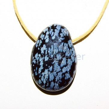 Lumehelbe obsidiaan ripats